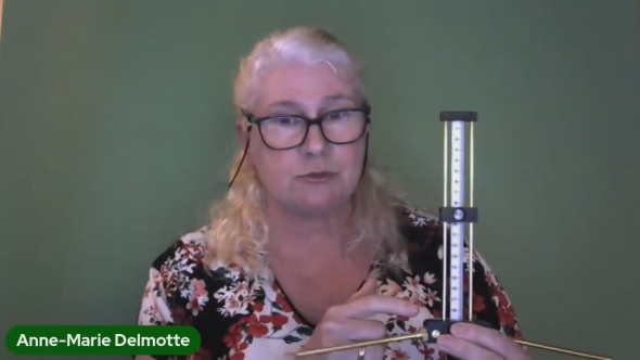 Anne-Marie Delmotte tutoring about the Lecher antenna